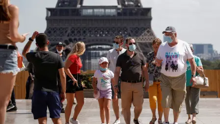 En París ya no se puede caminar con el rostro descubierto. Foto: AFP.