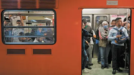 Nuevas formas de viajar. Los sistemas de transporte colectivo adoptaron medidas para reducir la posibilidad de contagio entre viajeros y conductores. La modalidad de trabajo en casa efectó la cantidad de pasajeros transportados al día. Foto EE: Daniel Sánchez