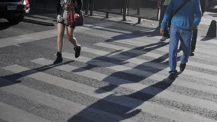 MÃ‰XICO, D.F., 11ABRIL2014.- Las sombras de los peatones contrastan con las lÃneas que marcan el paso peatonal de la avenida Insurgentes, en el cruce con Sonora.FOTO: DIEGO SIMÃ“N SÃÅNCHEZ /CUARTOSCURO.COM