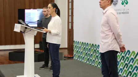 Eduardo Clark, Claudia Sheinbaum y Pepe Merino, durante una conferencia de prensa el 18 de abril de 2020, en la que se presentaron nuevas funciones de la aplicación digital AppCDMX. Foto: Cortesía Gobierno de la CDMX