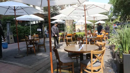 Luego de que los restauranteros y sus empledos protestaran para mantener sus fuentes de ingresos ante las afectaciones por la pandemia de Covid-19, las autoridades de la Ciudad de México accedieron a la reapertura de los establecimientos. Foto EE: Rosario Servin.