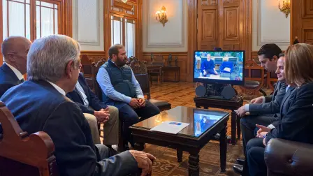 El presidente López Obrador (primero a la izquierda), en videollamada con Mark Zuckerberg, fundador de Facebook, el 18 de junio de 2019. La Oficina de la Presidencia no tiene registros documentales sobre ese encuentro, según la respuesta a la solicitud de información 0210000198919. Foto: Cortesía AMLO / Twitter