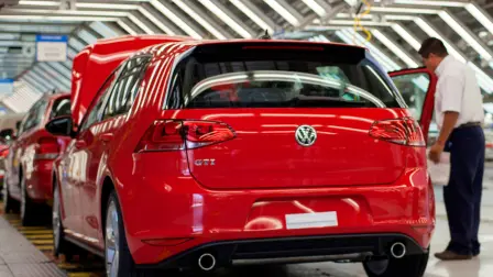 La comercialización de vehículos ligeros nuevos sigue resintiendo la pandemia