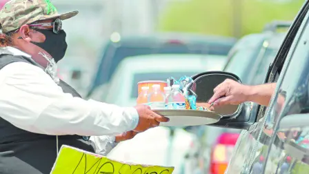Por la contingencia sanitaria, decenas de meseros y meseras que trabajan en fiestas familiares, bares y cantinas de la ciudad se quedaron sin empleo y han salido a la calle a pedir ayuda de la ciudadan�a para sobrevivir.