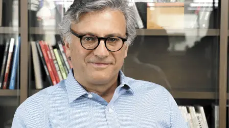 Autoayuda, periodismo y ensayo son los temas de libros preferifdos por mexicanos.