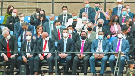 Embajadores de distintos paÌses observan la parada militar por la conmemoraciÛn de los 211 aÒos del Grito de la Independencia. En la imagen se observan a Pedro N˙Òez Mosquera, embajador cubano en MÈxico, y a Ken Salazar, embajador estadounidense.