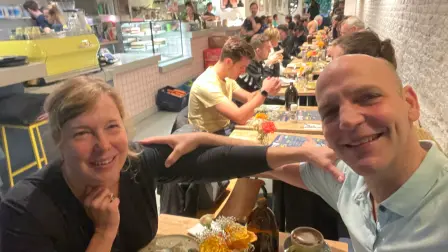 El profesor Dr. Benjamin List con su esposa, la Dra. Sabine List, 60 segundos después de la llamada de la Real Academia de Ciencias de Suecia para informarle de la noticia de haber sido galardonado con el Premio Nobel de Química 2021, el 6 de octubre de 2021. Foto EE: Especial / Selfie de Benjamin List