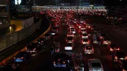 Decenas de cruces en la frontera entre México y Estados Unidos reabrieron a viajes no esenciales el lunes después de un cierre de 20 meses para evitar la propagación de Covid-19. Foto: Reuters.
