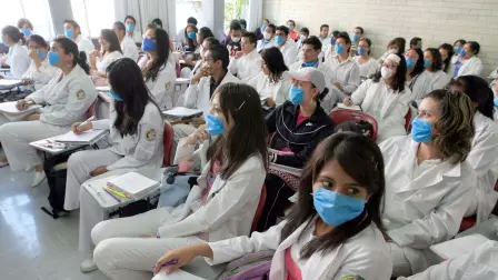 Foto tomada en el regreso a clases en 2009 tras la pandemia de influenza. Escuela Superior de Medicina de IPN. Foto EE: Archivo.