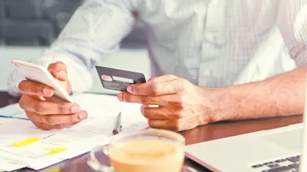 El número de clientes de la banca que usa el teléfono celular para realizar transacciones, ha registrado un crecimiento durante la pandemia. Foto: Shutterstock