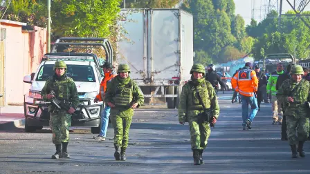 CIUDAD DE M�XICO, 07FEBRERO2019.- Elementos del Ejercito hallaron una toma clandestina para robar hidrocarburo de la red de abasto de Pemex en un mercado, ubicado en la calle de Canal del Desfogue esquina con Manuel Buenrostro de la colonia El Coyol, en