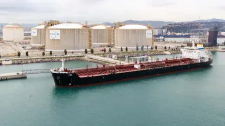 La planta regasificadora del puerto de Barcelona, activa desde 1969, es la más antigua de Europa continental. Shutterstock 