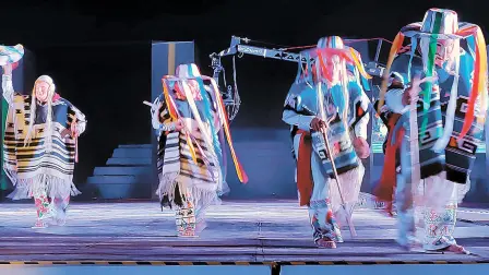 La Danza de los Viejitos de Jarácuaro y la Danza de Kúrpites de San Juan Nuevo fueron las representaciones más ovacionadas de la noche. Foto EE: Patricia Ortega.