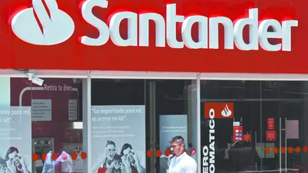 El banco de Cantabria y el regiomontano saltarían al primer sitio por activos en caso de adquirir Banamex. Foto EE: Archivo
