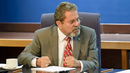 Vicealmirante Piloto Aviador Retirado Carlos Velázquez, director del Aeropuerto Internacional de la Ciudad de México (AICM). Foto EE: Cortesía Twitter SCIT