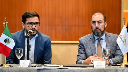 Gerardo Cornejo Niño, director general del RUV, y Alberto Moreno Gómez Monroy, presidente nacional de la  Canadevi. Foto: Especial
