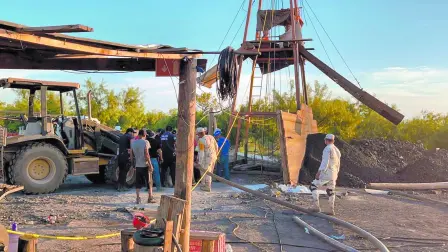 Las labores de rescate de al menos diez mineros atrapados en un pozo de carbÛn en la localidad de Aguita en el municipio de Sabinas, Coahuila; contin˙an en el lugar. Guardia Nacional, elementos de la SEDENA, asÌ como familiares de los trabajadores se m