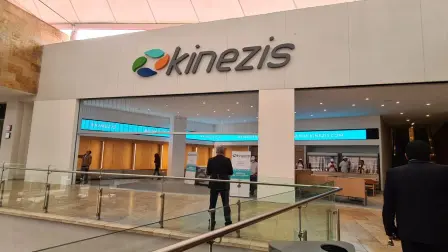 Kinezis esta ubicado en el centro comercial Mundo E.
