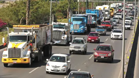 MONTERREY, NUEVO LEiN, 24FEBRERO2009.-Con un contingente de mas de 300 camiones diesel, se realiz— la caravana que transportistas realizaron hoy en distintas avenidas de la ciudad como parte de la movilizaci—n nacional por la viabilidad del transporte de carga, en demanda por mejoras en la seguridad, precio de diesel y la reducci—n de impuestos.FOTO: PEDRO KRISTIAN LiPEZ/CUARTOSCURO.COM