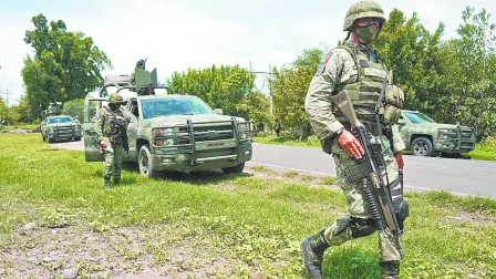 AGUILILLA, MICHOACÁN. 01JULIO2021.- Ayer por la tarde, habitantes del municipio de Aguililla marcharon por segundo día consecutivo para exigir a los tres niveles de gobierno que garanticen la seguridad en la zona y restablezcan la carretera a Apatzingán, afectada por grupos del crimen organizado. Cansados de la falta de atención de las autoridades federales y estatales para restablecer la energía electrica, los caminos de acceso y brindar seguridad a la población, los inconformes se apoderaron del área de aterrizaje de helicópteros, a donde llegaban los alimentos para los militares establecidos en esta región. Los habitantes de este municipio declararon que desde el pasado domingo determinaron tomar medidas de presión para tratar de obligar a los militares a salir de sus destacamentos y hacer frente a los grupos delictivos. El pasado martes el secretario de Seguridad Pública, Israel Patrón Reyes, en rueda de prensa declaró que ya se había restablecido el suministro de energía electrica, cosa que los mismos pobladores desmintieron horas despues y confirmaron que ninguna autoridad se ha preocupado por ello. FOTO: JUAN JOSÉ ESTRADA SERAFÍN/CUARTOSCURO.COM