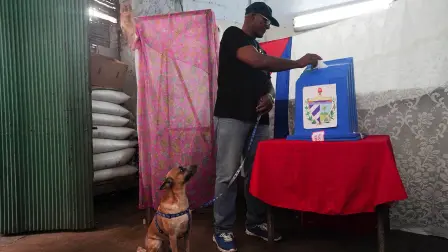 Los ciudadanos cubanos acudieron el domingo 27 de noviembre a elegir por voto directo y secreto a 12,427 delegados (concejales) municipales, en el país de 11 millones de habitantes. Foto: Reuters