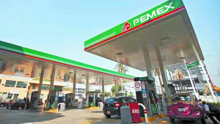 A Pemex gas station is seen in Mexico City November 23, 2012. Spanish oil major Repsol, badly bruised by the nationalisation of its Argentine business, is in talks to patch up frayed ties with state-owned Mexican oil monopoly Pemex. REUTERS/Edgard Garrido (MEXICO - Tags: BUSINESS ENERGY)