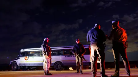 La Guardia Nacional en la escena donde asaltantes dispararon contra un autobús que transportaba migrantes que se dirigían a Ciudad Juárez. Foto: Reuters