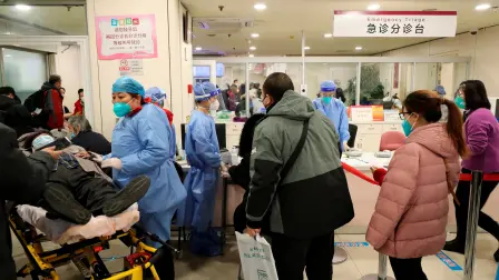 Pacientes hacen fila para recibir tratamiento en el departamento de emergencias del hospital Chaoyang de Beijing, en medio de un brote de la enfermedad por Coronavirus el 27 de diciembre de 2022. Foto: Reuters.
