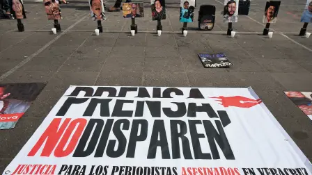 XALAPA, VERACRUZ, 03MAYO2022.- Familiares y amigos de periodistas asesinados en Veracruz colocaron fotografÌas y veladoras en plaza Lerdo como manifestaciÛn pues han pasado 10 aÒos sin justicia.FOTO: YERANIA ROL”N/CUARTOSCURO.COM