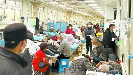 Escasa inmunidad. El estricto régimen de confinamiento y la deficiente cobertura de vacunación en China son razones del repunte de casos. oto: Reuters