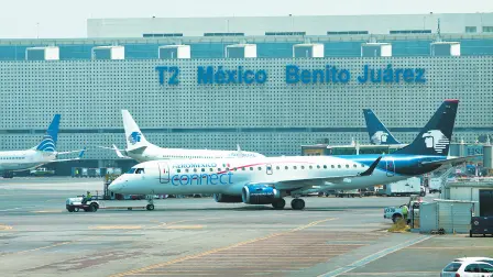 M√aXICO D.F., 08MARZO2012.- Aviones de Aeromexico realizan maniobras en la Terminal 2 del Aeropuerto Internacional de la Ciudad de M√©xico.FOTO: RODOLFO ANGULO /CUARTOSCURO.COM