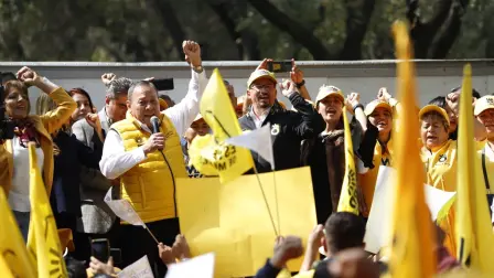El dirigente nacional del PRD, Jesús Zambrano, durante el registro del diputado local Omar Ortega como precandidato del PRD a la gubernatura del Estado de México. Foto: Especial