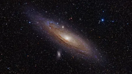 La galaxia de Andrómeda, situada a unos dos millones doscientos mil años luz del Sol. Si alguien desde allí mirara a la Tierra ahora, vería un planeta por el que dan los primeros pasos las especies precursoras del género Homo. Foto: Wikimedia Commons