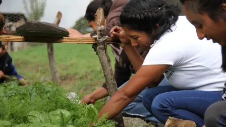 Proyecto ganador de la convocatoria 2022. Marina Espinoza, instructora de Alternare en capacitación a mujeres del Ejido El Rosario. Foto: Cortesía