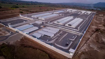 El Cecot está situado en el valle sudeste del volcán San Vicente, en una zona rural en el municipio Tecoluca. Foto: Cortesía Gobierno El Salvador