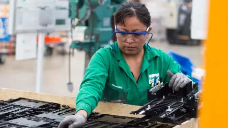 Mujer trabajando en una maquiladora. Foto: Archivo
