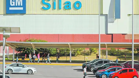FILE PHOTO: Workers arrive for a shift at the GM truck assembly plant amid the outbreak of the coronavirus disease (COVID-19), in Silao, Mexico May 22, 2020. REUTERS/Sergio Maldonado/File Photo-NARCH/NARCH30