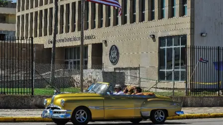 La oficina de los Servicios de Ciudadanía e Inmigración de Estados Unidos, en La Habana, Cuba. Foto: AFP