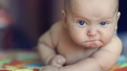 El tiempo que el bebé dirige su vista sobre el objeto se alarga si se trata de un suceso inesperado. Foto: Shutterstock.