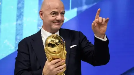 Gianni Infantino, presidente de la FIFA, sostiene la copa del mundo FIFA 2030. Foto: AFP.