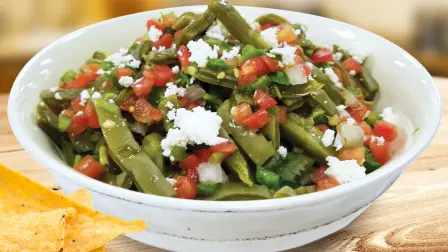 El nopal y el frijol deben estar más presentes en la dieta. Foto: Especial