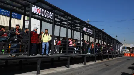 Cierre de estaciones del tramo elevado de la Línea 9 genera saturación. Foto EE: Rosario Servin.