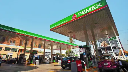 A Pemex gas station is seen in Mexico City November 23, 2012. Spanish oil major Repsol, badly bruised by the nationalisation of its Argentine business, is in talks to patch up frayed ties with state-owned Mexican oil monopoly Pemex. REUTERS/Edgard Garrido (MEXICO - Tags: BUSINESS ENERGY)
