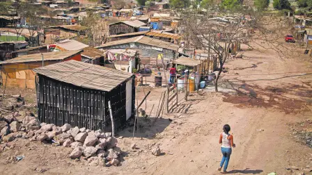 CULIACAN, SINALOA, 07MARZO2013: Alrededor  de 300 familias de la Colonia ampliacion 5 de febrero piden la oportunidad de comprar los terrenos que han ocupado desde hace ya varios meses. Las condiciones son precarias, casas echas de laminas de carton y madera sin servicios basicos que se ha convertido en su vivienda. La pobreza obliga a las personas a invadir terrenos que no son de su propiedad con temor de que sean desalojados por el dueno del terreno.FOTO: RASHIDE FRIAS /CUARTOSCURO.COM