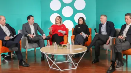 Directivos hipotecarios de distintas instituciones bancarias durante panel organizado por SOC Asesores.. Foto: EE Hugo Salazar.