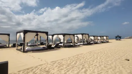 Los viajeros buscan lugares con climas más templados para refrescarse