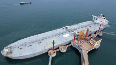 Petrolero descarga petróleo crudo importado en el puerto de Qingdao, en la provincia oriental china de Shandong. Foto: AFP