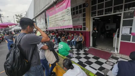 Filas en el módulo del INE de Zaragoza: Foto EE: Eric Lugo.