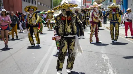 Comparsa Faisanes en la colonia Santa Martha Acatitla, Iztapalapa. Foto EE: Eric Lugo
