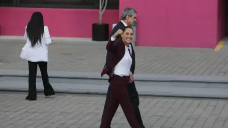 Claudia Sheinbaum, candidata de la coalición "Sigamos Haciendo Historia", a su llegada al INE. Foto EE: Eric Lugo